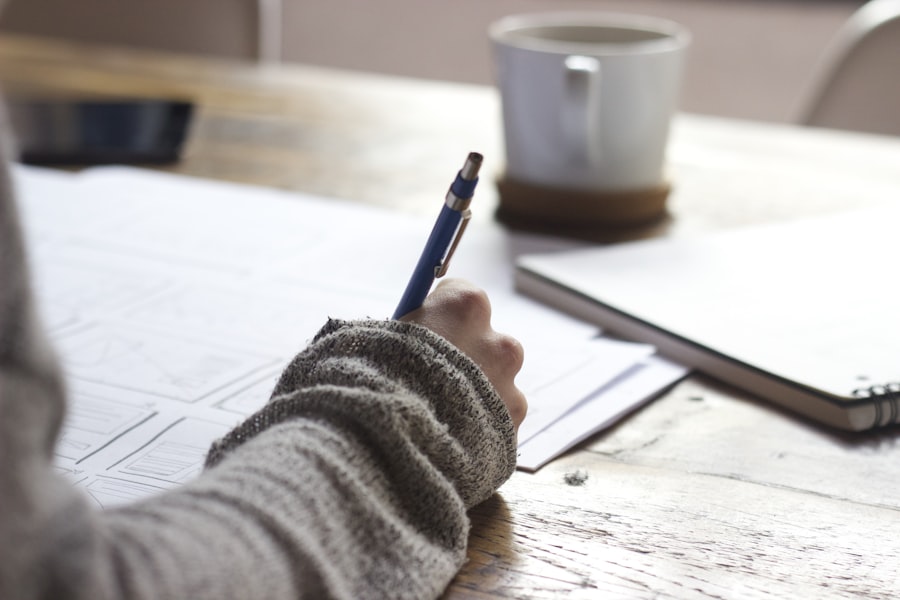 Personne qui apprend en ligne sur ordinateur portable — formation numérique 2026