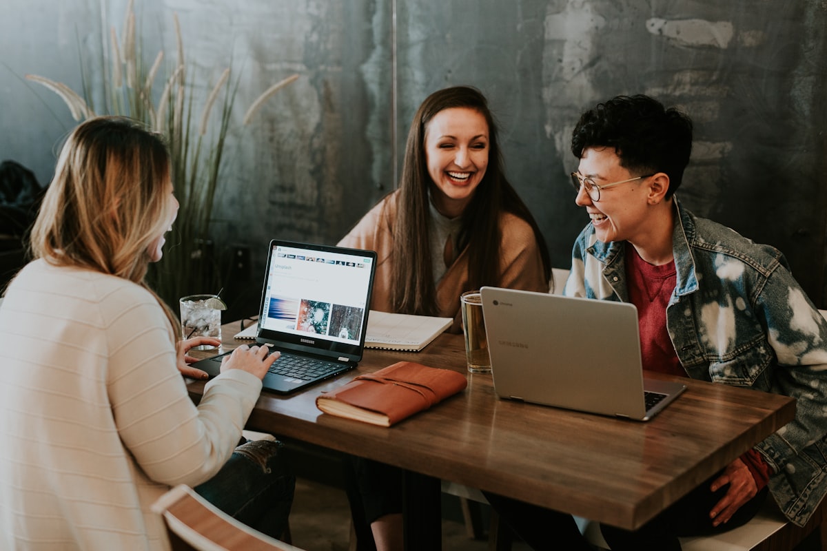 Meilleures plateformes de formation en ligne 2026 — étudiants collaborant